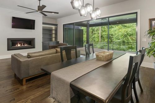 2996 Hermance Dr, Atlanta GA  30319-2735 exterior