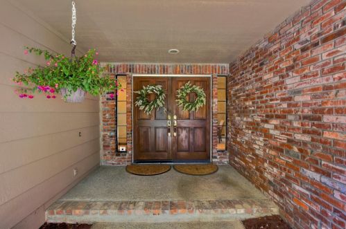 9121 Laguna Lake Way, Elk Grove, CA 95758-4229