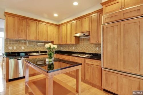 141 Hudson Cv, Edgewater, NJ 07020-1481