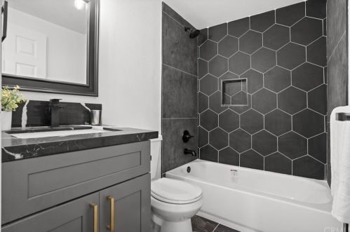 856 Avenida Taxco, Vista CA  92084-5339 exterior