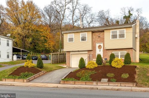 682 Main St, Ephrata, PA 17522-1717