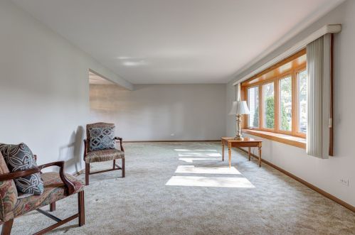 1420 Circle Dr, Mount Prospect, IL 60056-5002