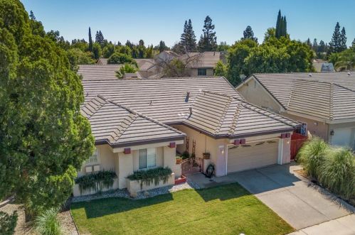 9521 Soaring Oaks Dr, Elk Grove, CA 95758-1040