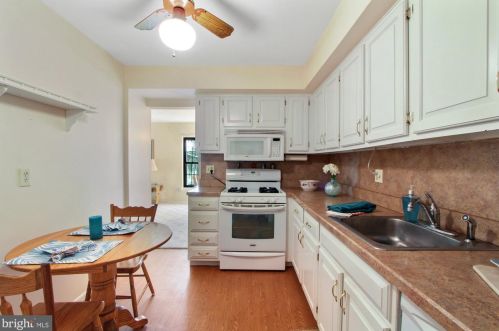 38 Valleybrook Dr, Lancaster PA  17601-4617 exterior