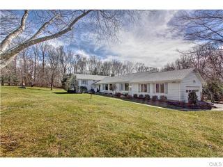 10 Queens Grant Rd, Fairfield, CT 06824-1930