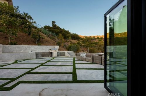 2434 Delisle Ct, Glendale CA  91208-2210 exterior