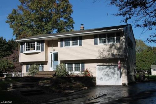 11 Hillside Dr, Clinton, NJ 08809-1244