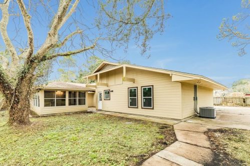 921 Western Ave, Angleton TX 77515-4256 exterior