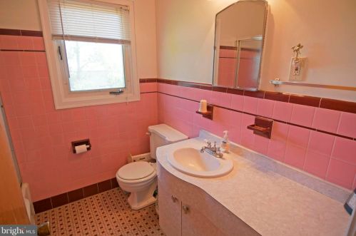 92 Lakedale Dr, Trenton NJ 08648-4421 exterior