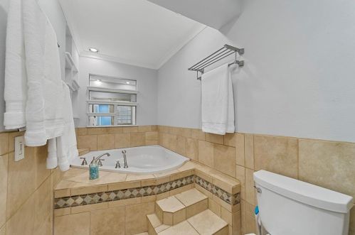 10526 Berry Knl Dr, Dallas TX  75230-4245 exterior