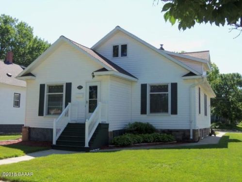 203 7th St, Morris, MN 56267-1805