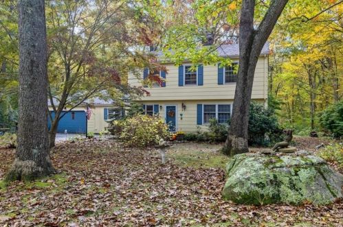 13 Nugget Hill Dr, Gales Ferry, CT 06335-1525