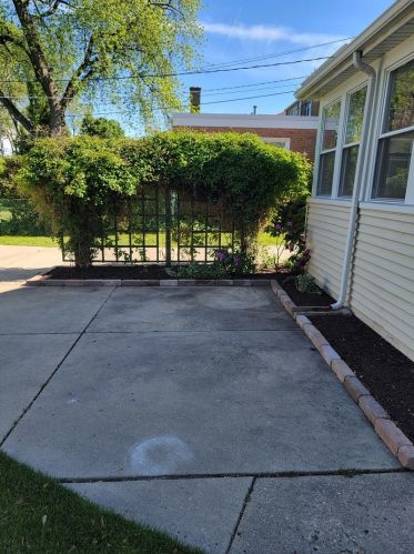 8317 Merrill St, Niles, IL 60714-2424