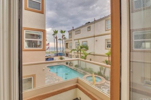 1610 Pacific Coast Hwy, Huntington Beach CA  92648-4434 exterior