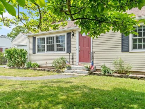 7 George St, Warwick, RI 02888-1247