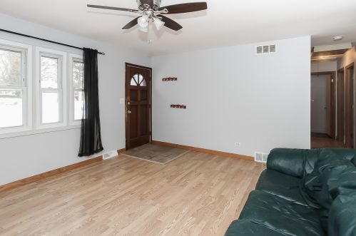 3415 Greenleaf Ave, Island Lake, IL 60042-9226
