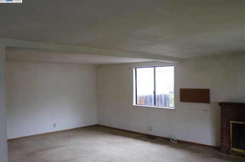 19054 Mayberry Dr, Hayward, CA 94546-3051