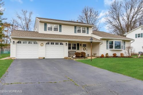 48 Woodland Dr, East Windsor, NJ 08520-2118