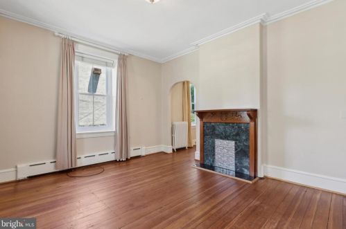 28 Gravers Ln, Philadelphia PA 19118-4132 exterior