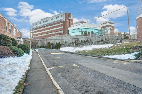 7 Clarmore Dr, Norwalk, CT 06850-3808