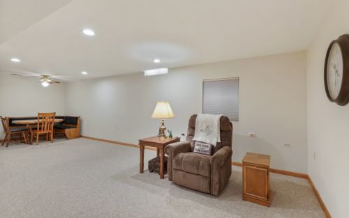 723 Warwick Dr, Carol Stream IL  60188-4332 exterior