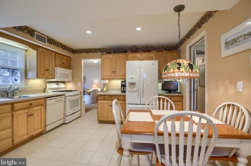 185 Valleybrook Dr, Lancaster PA  17601-4620 exterior