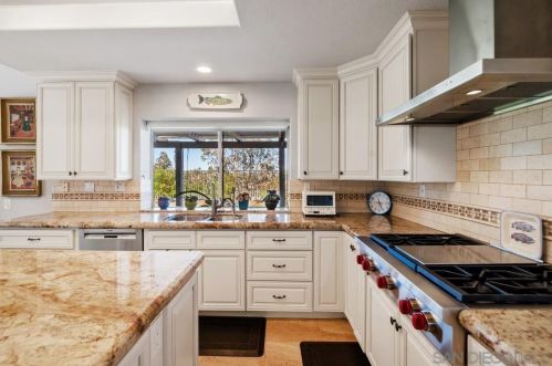 1597 Parkview Dr, Vista CA  92081-8750 exterior