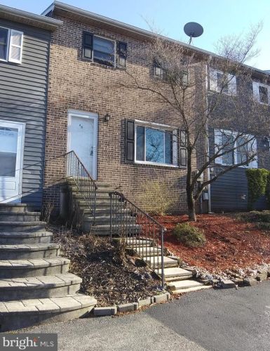 48 Mall Rd, Etters, PA 17319-9592