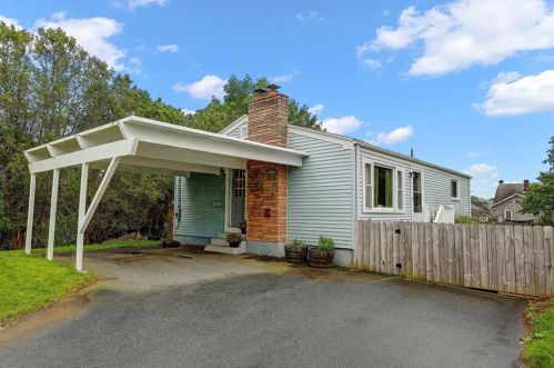 50 Admiral Kalbfus Rd, Middletown, RI 02840-1221