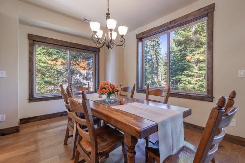10955 Ski Slope Way, Truckee CA  96161-6613 exterior