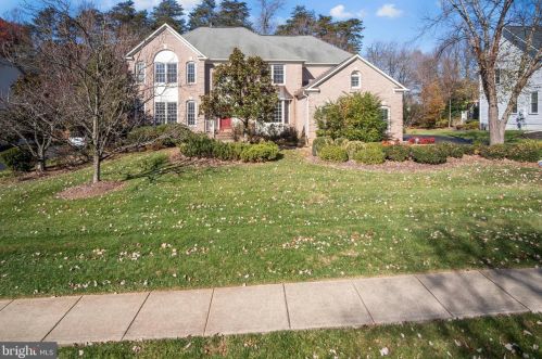 6466 Lake Meadow Dr, Springfield VA  22015-3927 exterior
