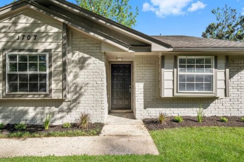 1707 Carol Lee Ln, Conroe TX  77301-4009 exterior