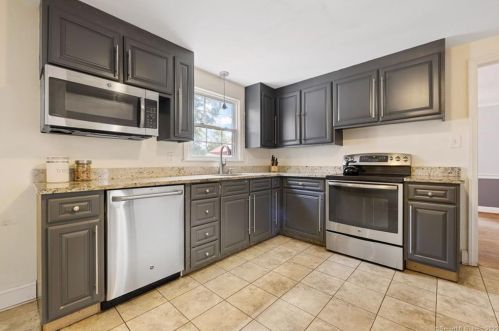 60 Briarwood Rd, Hartford, CT 06111-1201