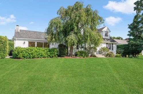 38 Church St, Tiverton, RI 02878-1345