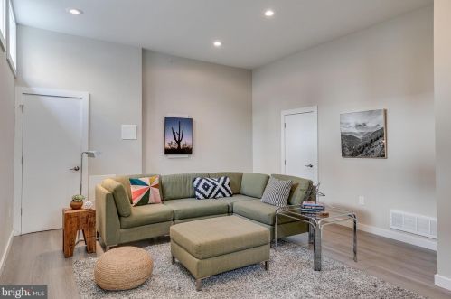 720 4 St, Philadelphia PA 19147-3127 exterior