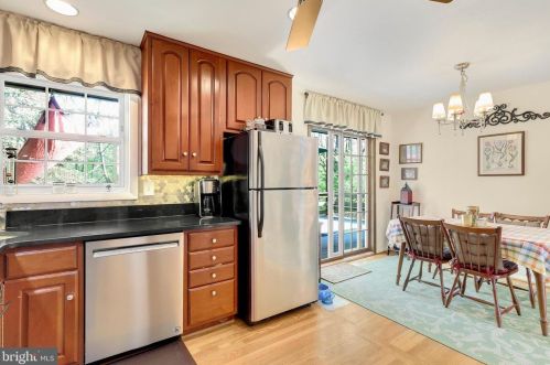 7122 Dalhouse St, Springfield VA  22151-3430 exterior