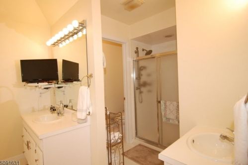 4 Everest Dr, Hackettstown NJ  07840-2844 exterior