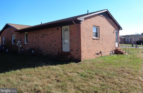 1813 Meadow Dr, Fredericksburg, VA 22405-2723