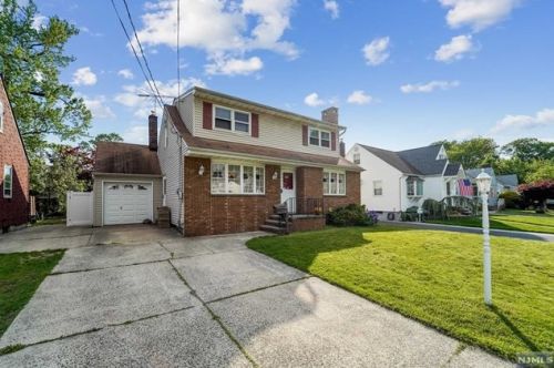 25 Grove Ave, Rochelle Park, NJ 07662-4201