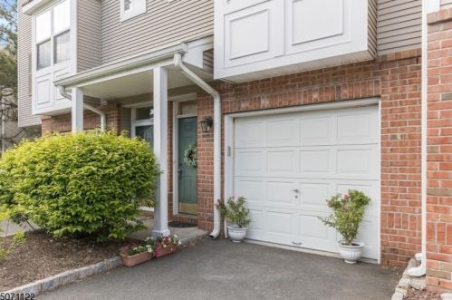 30 Greenbrook Dr, Bloomfield, NJ 07003-2880