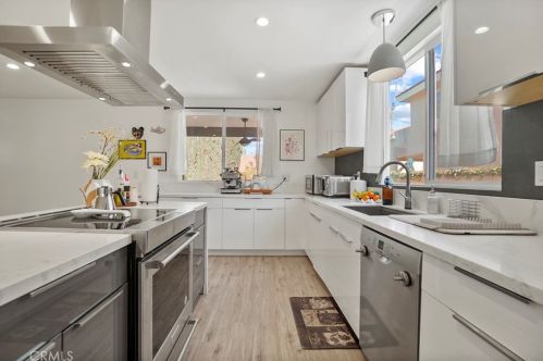 15751 Morrison St, Van Nuys CA  91436-1543 exterior
