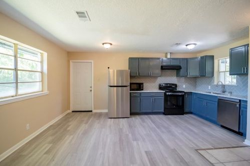 1012 Austin St, Conroe TX  77301-2206 exterior