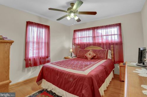 20 Lincoln Dr, Hanover PA 17331-4906 exterior