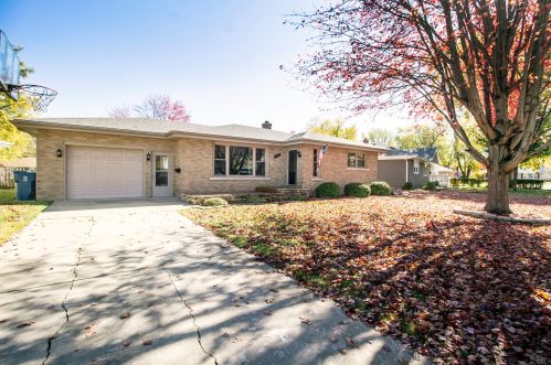 560 Dennis Ave, Bradley, IL 60915-1916
