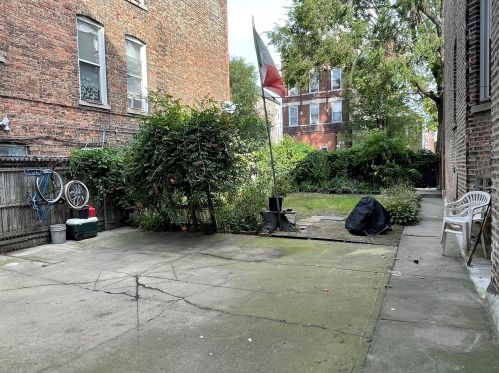 2420 Sawyer Ave, Chicago, IL 60647-2546