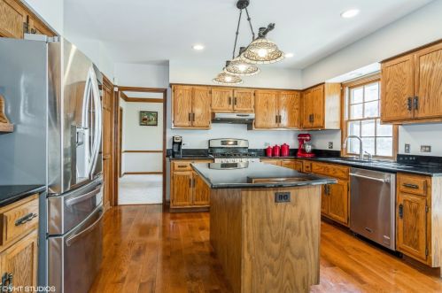 1360 Rolling Oaks Dr, Carol Stream, IL 60188-4606