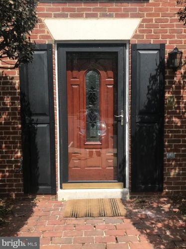 6419 Wainfleet Ct, Springfield VA  22152-2432 exterior