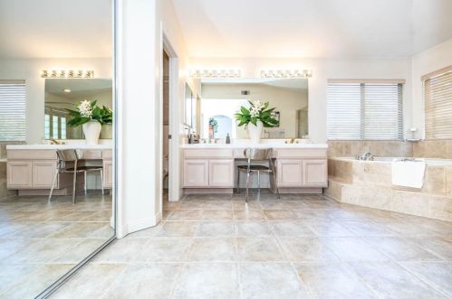 7551 Hollow Oak Rd, Anaheim CA  92808-1429 exterior