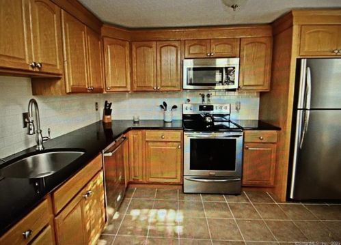 70 Heather Rdg, Huntington, CT 06484-4641