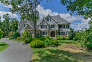 38 Metacom Dr, Simsbury, CT 06070-1850